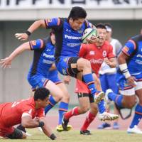 Panasonic\'s Masaki Tani evades a tackle during the Wild Knights\' 45-12 win over the Red Sparks on Sunday. | KYODO