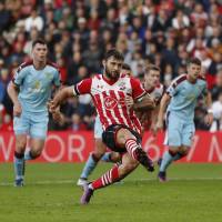 Southampton\'s Charlie Austin scores a penalty during his side\'s 3-1 win over Burnley on Sunday at St. Mary\'s Stadium in Southampton, England. | REUTERS