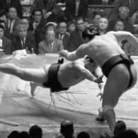Haguroiwa (left) pushes Taiho out of the ring at the Spring Grand Sumo Tournament in 1969. Haguroiwa, who died Sunday, was declared the winner of the bout but photos and footage later showed that he stepped out of the ring first. | KYODO