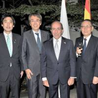 Spain\'s Ambassador Gonzalo de Benito (center) poses with, from left, former State Minister for Foreign Affairs Minoru Kiuchi;  Nobuteru Ishihara, minister in charge of economic revitalization; former Mitsubishi Cooperation Chairman Mikio Sasaki; and Kazuhiko Koshikawa, senior vice-president of the Japan International Cooperation Agency, during a reception to celebrate Spain\'s national day at the Spanish embassy in Tokyo on Oct. 13. | YOSHIAKI MIURA