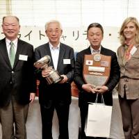 From left, Fulbright Alumni Association of Japan President Chitoo Bunno poses with Vice Chief Director of the Totsuka Country Club and Prime Minister\'s cup winner Ko Matsumoto; Suwa Co. President and U.S. Ambassador\'s Plaque winner Yasuo Ishii; and U.S. Embassy Public Affairs Minister Counselor, Margot Carrington following the 40th Japan-U.S. Fulbright Charity Golf Tournament, at the Totsuka Country Club in Kanagawa Prefecture on Oct. 24. | YOSHIAKI MIURA