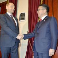 Trade minister Hiroshige Seko (right) meets with Russian Far East development minister Alexander Galushka in Moscow Friday. The two ministers agreed to promote economic cooperation in Russia\'s Far East. | KYODO