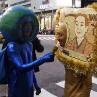Money makes the world go round —  from the  Halloween celebrations in Shibuya, Oct. 30.  | DAISUKE KIKUCHI