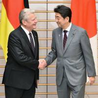 German President Joachim Gauck and Prime Minister Shinzo Abe meet in Tokyo on Monday. | KYODO