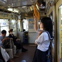 Passengers take a slow ride on the Toden Arakawa Line. | SATOKO KAWASAKI