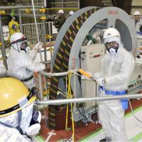 A test using a model of the No. 2 reactor\'s suppression chamber and torus room at the Fukushima No. 1 plant is demonstrated for media in Naraha, Fukushima Prefecture, on Tuesday. | KYODO