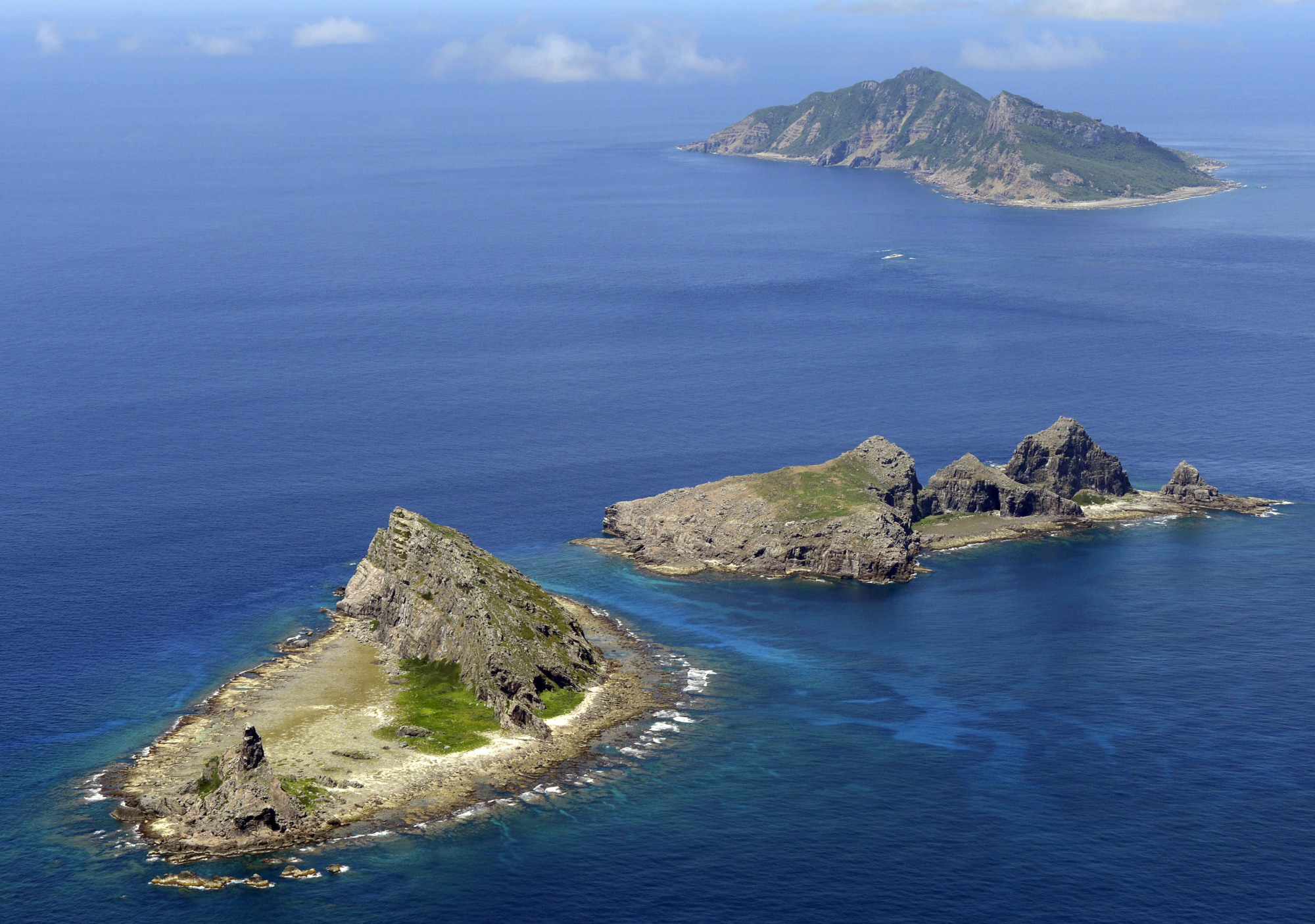The Senkaku Islands in the East China Sea are seen from the air in 2012. The Self-Defense Forces, Coast Guard and police conducted a joint drill last week to fend off illegal entry of armed fishermen on a remote island. | KYODO