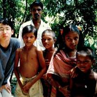 Mitsuru Izumo poses with Bangladeshi kids on his 1998 visit as a university student. | EUGLENA CO.