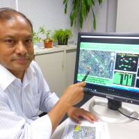 Dinesh Manandhar, a project associate professor at the University of Tokyo, speaks about the danger of GPS spoofing &#8212; the falsification of location data &#8212; at the university\'s Komaba campus in Meguro Ward, Tokyo, on Oct. 5. | SHUSUKE MURAI
