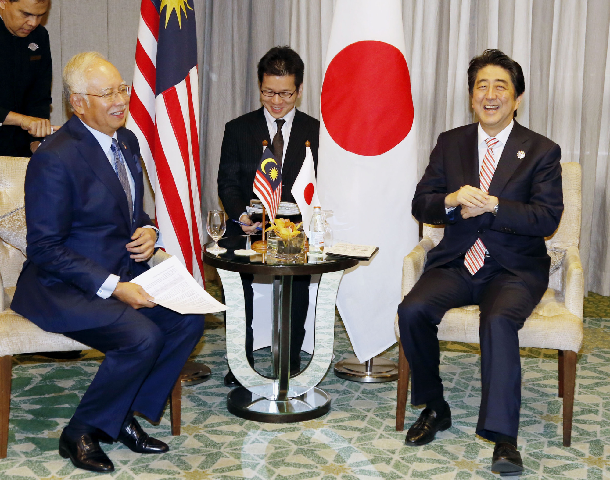 Prime Minister Shinzo Abe chats with Malaysian leader Najib Razak in November 2015 in Kuala Lumpur. | KYODO