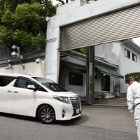 A vehicle enters the headquarters of the Yamaguchi-gumi crime syndicate in Nada Ward, Kobe, in June. | KYODO