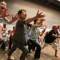 Synchronized cheer: Elderly actors rehearse for their upcoming stage debut. | © MAIKO MIYAGAWA
