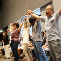 Shout it out: The roughly 1,600-member cast of \"Gold Symphony, my dream, your dream\" are almost all amateurs and all of them are over 60 years old. | © AKI TANAKA