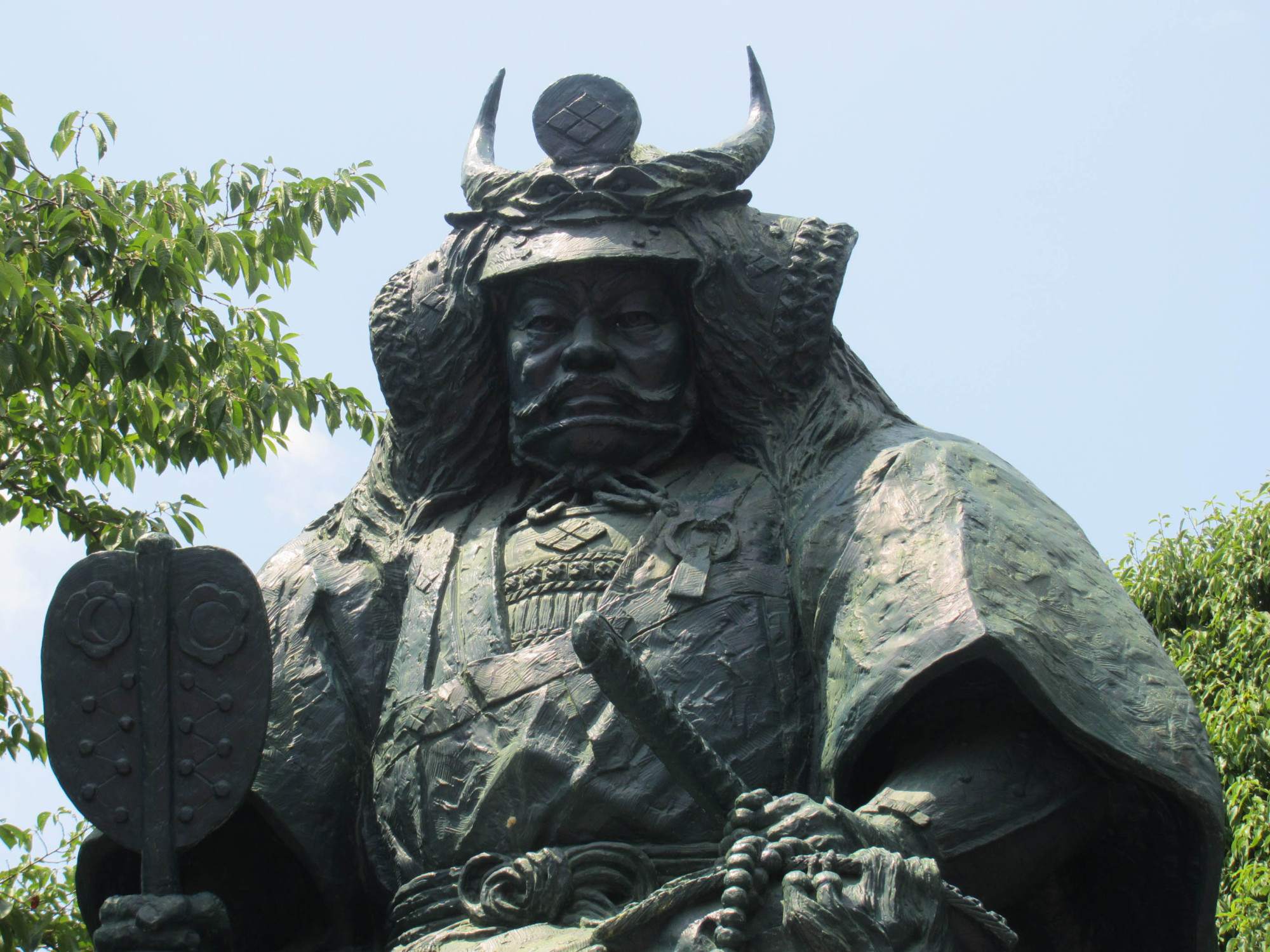 Fearsome face: A towering statue of Takeda Shingen stands in front of Kofu Station. | COURTESY OF KOFU TOURIST ASSOCIATION