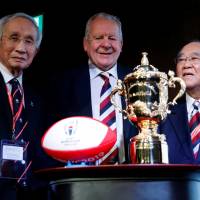 World Rugby chairman Bill Beaumont (center), Japan Rugby Football Union president Tadashi Okamura (left) and Fujio Mitarai, head of 2019 Rugby World Cup organizing committee, seen in an October file photo, are making preparations for next year\'s World Cup draw in Kyoto. | REUTERS