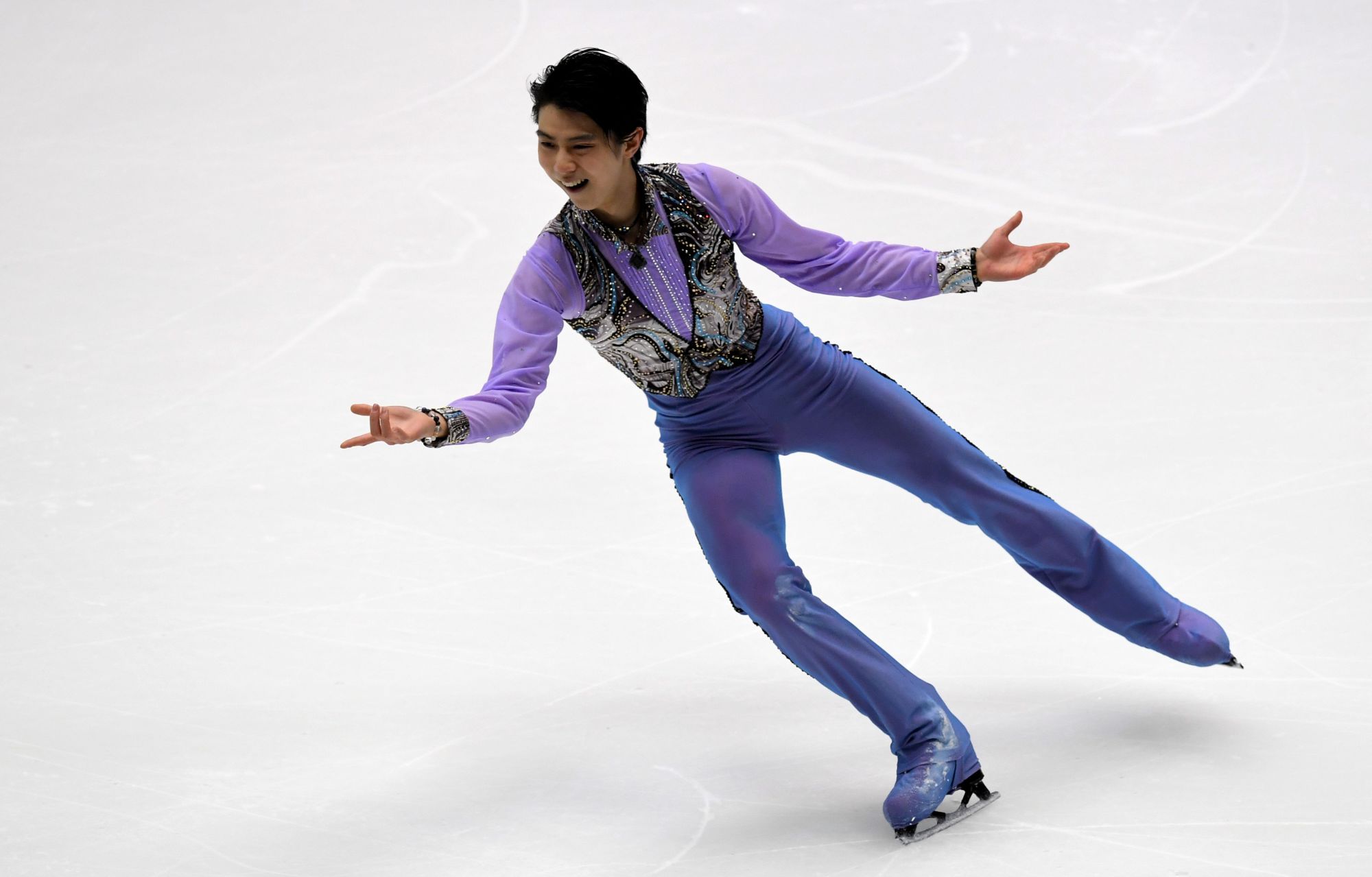 Yuzuru Hanyu performs his short program at the NHK Trophy on Friday in Sapporo. Hanyu received a top score of 103.89 points, putting him in firm control in the men's singles competition at Makomanai Arena. | AFP-JIJI