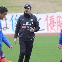 Erick Mombaerts (center) will return to coach Yokohama F. Marinos next season. | KYODO