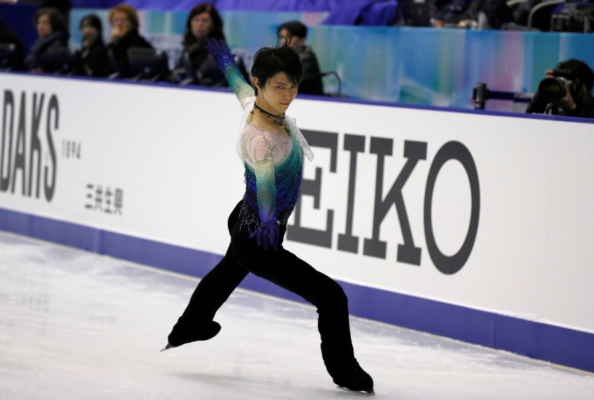 Olympic champion Yuzuru Hanyu glides across the ice during the men's free skate at the NHK Trophy on Saturday in Sapporo. Hanyu claimed the top prize with 301.47 points. | REUTERS