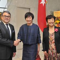 Turkey\'s Ambassador Bulent Meric (left) and his wife Kumiko (right) pose with first lady Akie Abe during a reception to celebrate the 93rd Turkish National Day at the ambassador\'s residence in Tokyo on Oct. 28. | YOSHIAKI MIURA