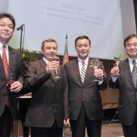 Turkmenistan\'s Ambassador Gurbanmammet Elyasov (second from left) prepares for a toast with (from left) parliamentary vice ministers for foreign affairs Kentaro Sonoura and Motome Takisawa and Toshiaki Endo, chairman of the Japan-Turkmenistan Parliamentary Friendship League, during a reception to celebrate the country\'s 25th anniversary of independence at the Palace Hotel Tokyo on Nov. 10. | YOSHIAKI MIURA