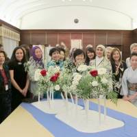 First lady Akie Abe is joined by ambassadors and ambassadors\' spouses from 23 countries at an Ikebana International event that aims to promote international friendship through flowers at the prime minister\'s official residence on Nov. 9. | IKEBANA INTERNATIONAL