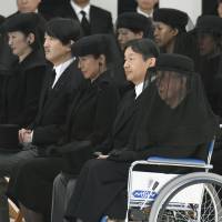 Princess Yuriko (in wheelchair), the 93-year-old widow of Prince Mikasa, Emperor Akihito\'s uncle who passed away on Oct. 27 at age 100, and other Imperial family members attend his funeral Friday at Toshimagaoka Cemetery in Tokyo.  | KYODO