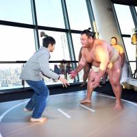 People can take on a sumo wrestler at Tokyo Skytree\'s observation deck from New Year\'s Day to Jan. 3. | TOKYO-SKYTREE