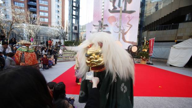 On New Year’s Day, there will be a shishimai (lion dance) performance at the Roppongi Hills Arena. Getting out to ring in the new year