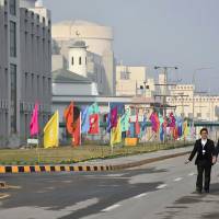 Pakistani officials walk before the inaugural ceremony of The Chashma-III reactor in Chashma, some 250 km (155 miles) southwest of Islamabad on Wednesday. Pakistan\'s fourth nuclear power plant went online Wednesday in a joint collaboration with China. | PAKISTAN PRIME MINISTER OFFICE / HANDOUT / AFP-JIJI