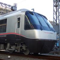 Odakyu Electric Railway Co.\'s Romancecar EXE Alpha is shown to the media Thursday at the operator\'s Karakida train yard in Tama, western Tokyo. | DAISUKE KIKUCHI