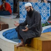 Junaid Jamshed hosts an Islamic TV quiz show in Karachi on Aug. 1, 2013. | AFP-JIJI