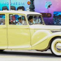 Thailand\'s new King Maha Vajiralongkorn Bodindradebayavarangkun (left) is driven to the Grand Palace to pay respects to late King Bhumibol Adulyadej in Bangkok on Friday. | REUTERS