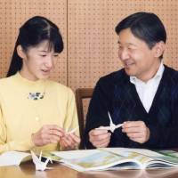Princess Aiko talks about a school trip to Hiroshima in May with her father, Crown Prince Naruhito, at the family\'s palace in Tokyo on Nov. 23. | IMPERIAL HOUSEHOLD AGENCY/ VIA KYODO