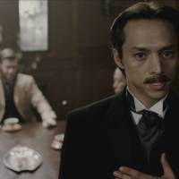 A scene from \"The Bloodless Fall of Edo\" shows actor Shinnosuke Mitsushima (right) playing British diplomat Ernest Mason Satow. The NHK drama will air on Sunday. | COURTESTY OF NHK