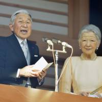 Emperor Akihito offers New Year\'s greetings to well-wishers visiting the Imperial Palace in Tokyo last Jan. 2. | KYODO