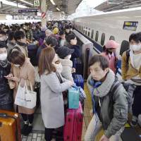 Passengers departing for the year-end holidays pack a bullet train platform at Tokyo Station Thursday morning as the annual exodus peaked. | KYODO