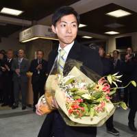 Hiroto Fujii leaves City Hall in Minokamo, Gifu Prefecture, after resigning as mayor Monday.  KYODO | KYODO