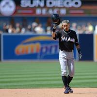 The Marlins\' Ichiro Suzuki tips his helmet after his 4,257th professional hit. | USA TODAY / VIA REUTERS