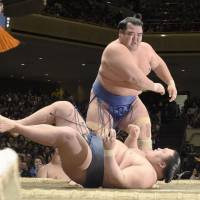 Kotoshogiku throws down Goeido during their match on Jan. 24. | KYODO