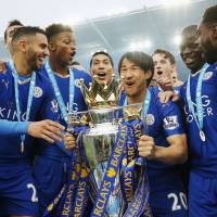 Members of Leicester City lifts the Premier League trophy. | KYODO