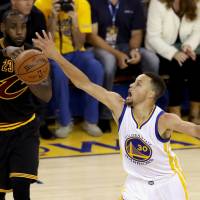 The Cavaliers\' LeBron James and the Warriors\' Stephen Curry compete during the NBA Finals. | KYODO