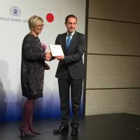 Foundation Equal-Salary Founder &amp; CEO Veronique Goy Veenhuys (left) presents a certificate to Phillip Morris Japan President Paul Riley. | REUTERS