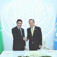 Turkmenistan President Gurbanguly Berdimuhamedov greets U.N. Secretary-General Ban Ki-moon at the outset of the first-ever Global Sustainable Transport Conference, in the Turkmen capital of Ashgabat, on Nov. 26 | TURKMENISTAN EMBASSY