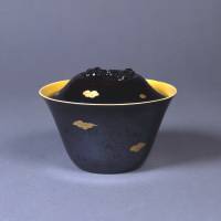Lidded Mimpei bowl with design of clouds in overglaze gold on black glaze | BRISTOL MUSEUMS & ART GALLERY, © BRISTOL MUSEUMS, GALLERIES & ARCHIVES; © KHM MUSEUMSVERBAND