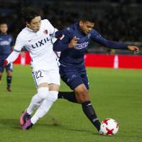 Auckland City\'s Ryan De Vries (right), and Kashima\'s Daigo Nishi vie for the ball in the opening match of the Club World Cup on Thursday. | AP