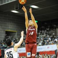 Kawasaki\'s Naoto Tsuji shoots a 3-pointer over Tokyo\'s Taishi Ito during Friday\'s game at Todoroki Arena. Tsuji scored 15 points in the Brave Thunders\' 93-81 victory over the Alvark. | B. LEAGUE