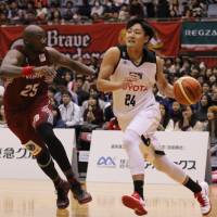 Alvark Tokyo shooting guard Daiki Tanaka, seen in action on Friday, scored 30 points in Saturday\'s  106-92 triumph over the Kawasaki Brave Thunders at Todoroki Arena. | KAZ NAGATSUKA
