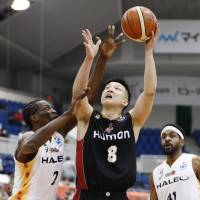 Osaka\'s Ryo Kubota takes a second-quarter shot as Sendai\'s Dieye Sakamoto defends on Thursday. The Evessa defeated the 89ers 79-67. | KYDOO