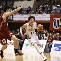 Levanga Hokkaido\'s Ryota Sakurai directs the offense on Friday against the Kawasaki Brave Thunders at Todoroki Arena. Kawasaki defeated Hokkaido 87-78. | KAZ NAGATSUKA