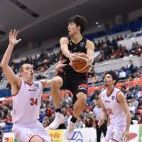 Evessa guard Takuya Hashimoto looks to make something happen against Grouses defenders Sam Willard (left) and Masashi Joho during first-quarter action on Tuesday. Osaka defeated Toyama 98-93. | B. LEAGUE